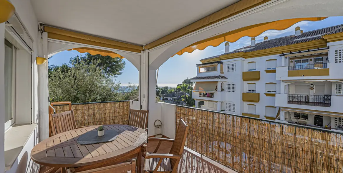 Sale of middle floor apartment in The Golden Mile 2