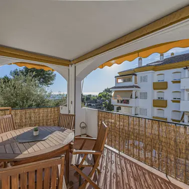 Sale of middle floor apartment in The Golden Mile