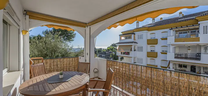 Sale of middle floor apartment in The Golden Mile 1