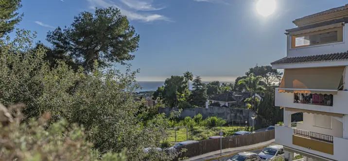 Sale of middle floor apartment in The Golden Mile 2