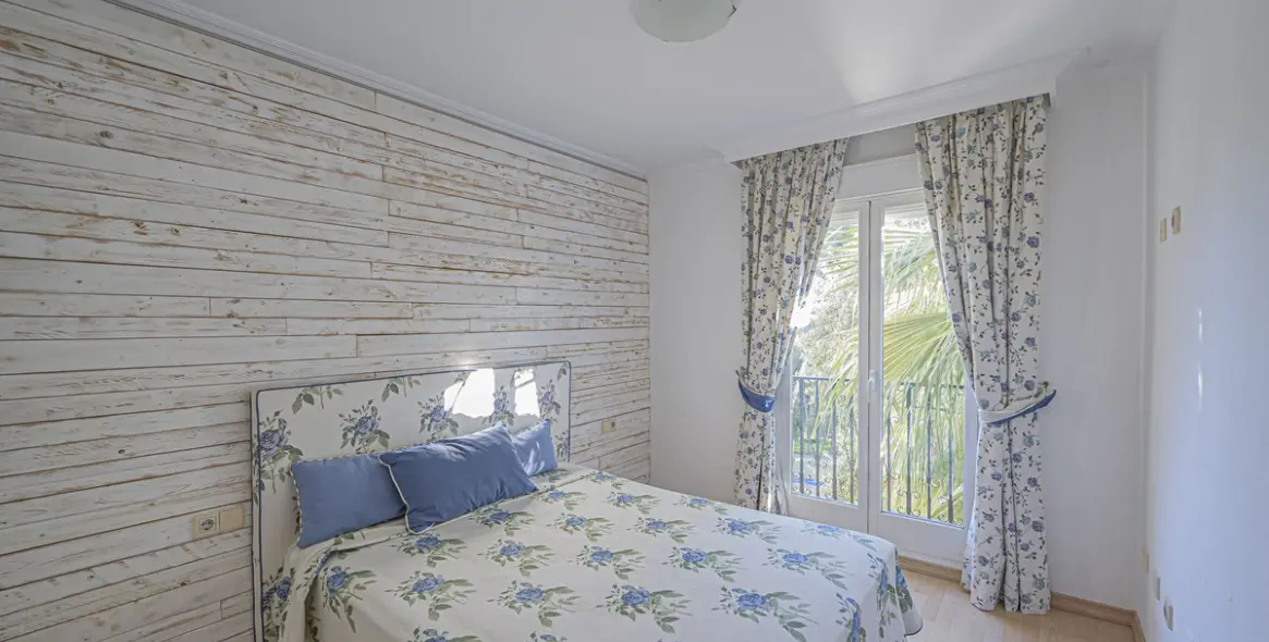 Sale of middle floor apartment in The Golden Mile 4