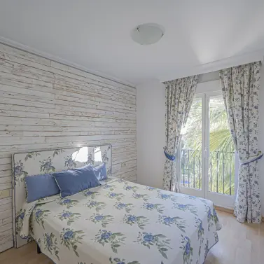 Sale of middle floor apartment in The Golden Mile