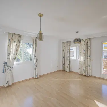 Sale of middle floor apartment in The Golden Mile