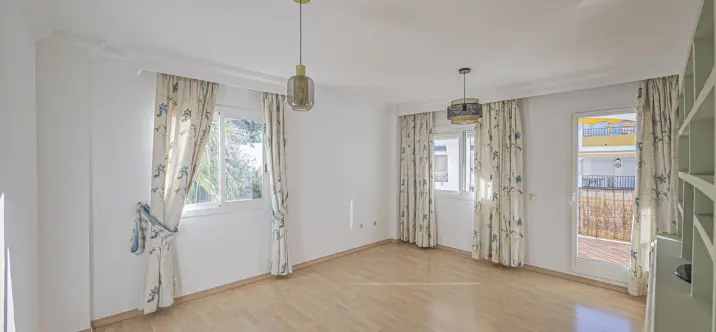 Sale of middle floor apartment in The Golden Mile 4