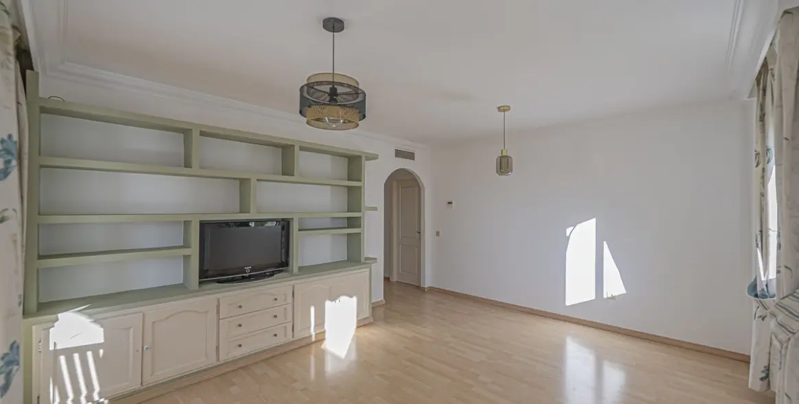 Sale of middle floor apartment in The Golden Mile 7