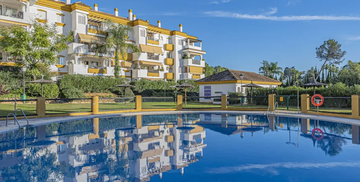 Sale of middle floor apartment in The Golden Mile 8