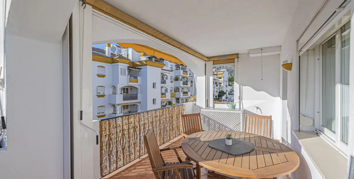 Sale of middle floor apartment in The Golden Mile 11