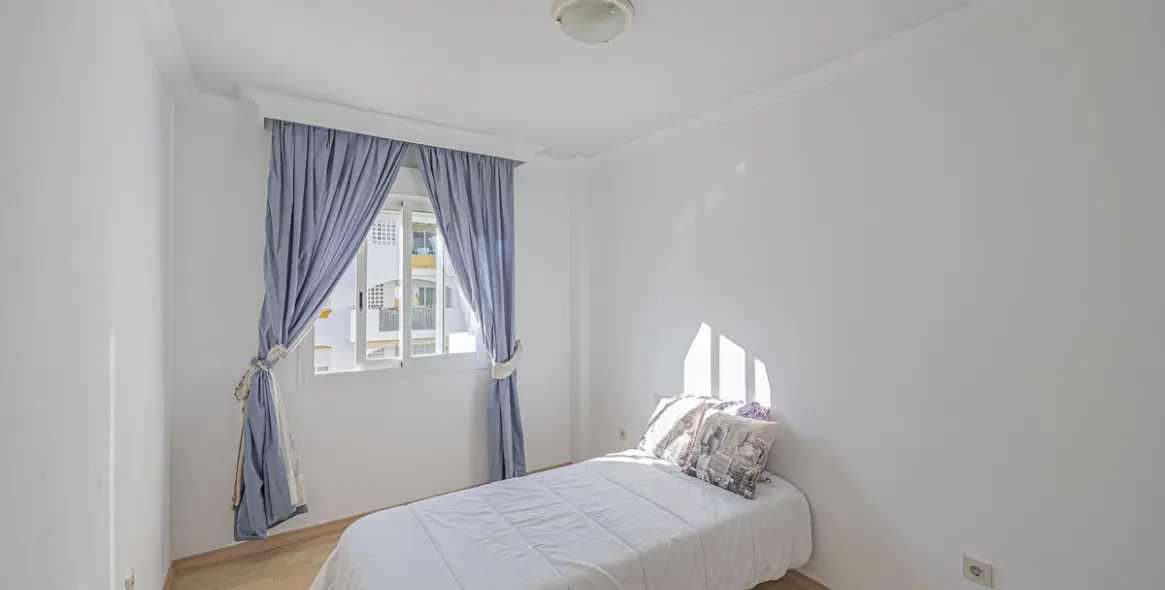 Sale of middle floor apartment in The Golden Mile 12