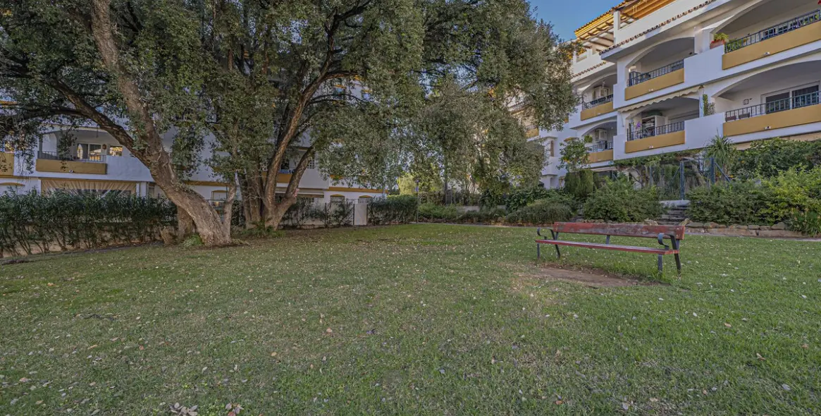 Sale of middle floor apartment in The Golden Mile 13