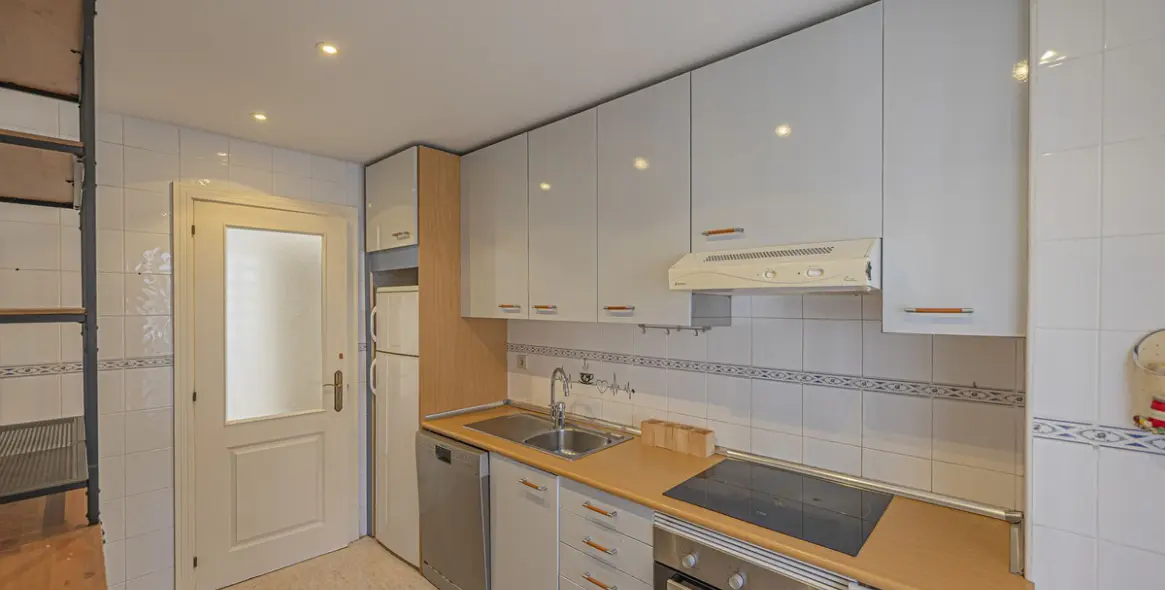 Sale of middle floor apartment in The Golden Mile 15