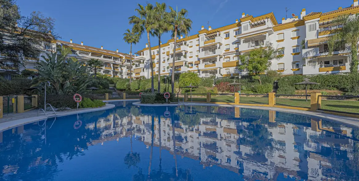 Sale of middle floor apartment in The Golden Mile 1