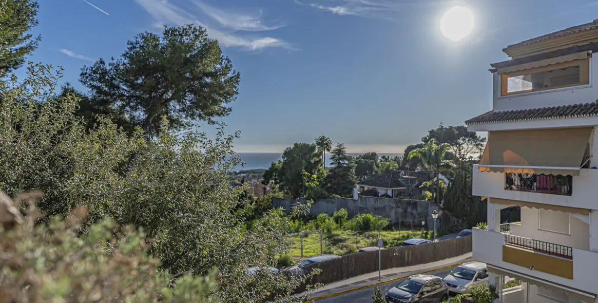 Sale of middle floor apartment in The Golden Mile 3