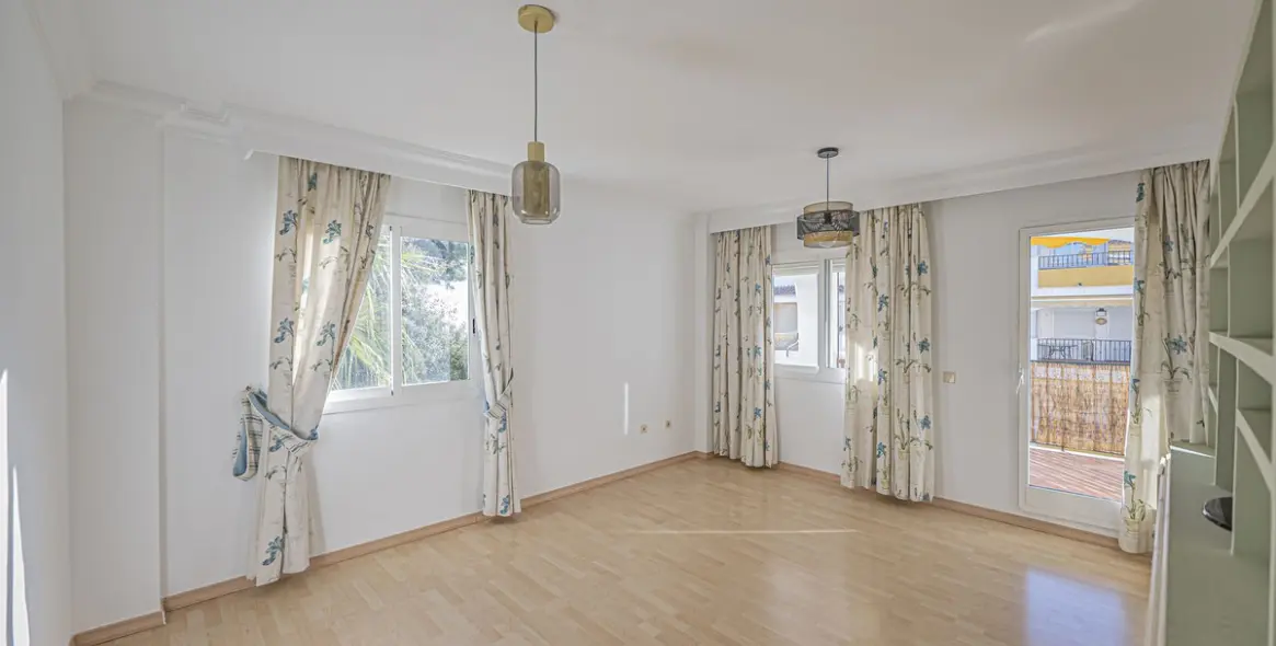 Sale of middle floor apartment in The Golden Mile 5