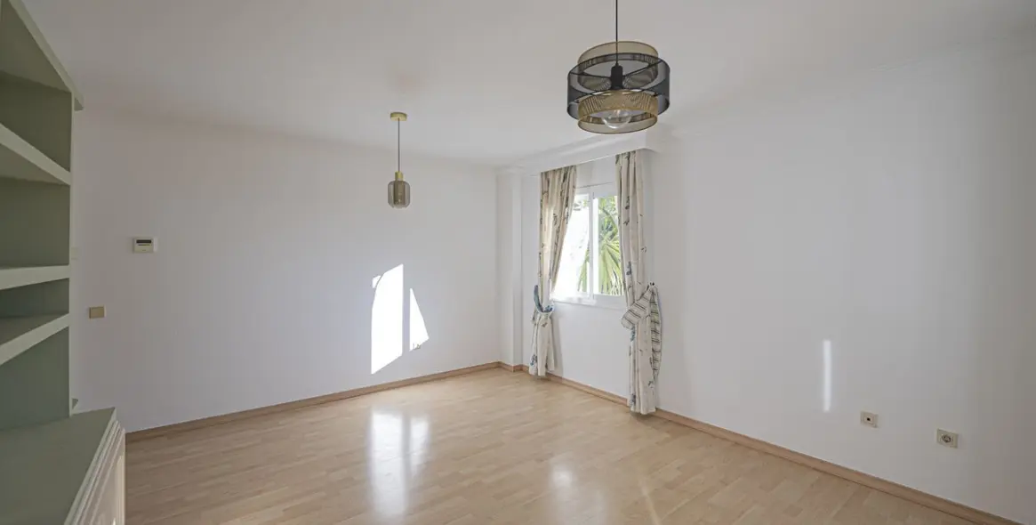 Sale of middle floor apartment in The Golden Mile 6