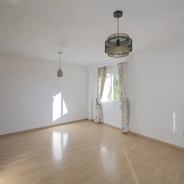 Sale of middle floor apartment in The Golden Mile