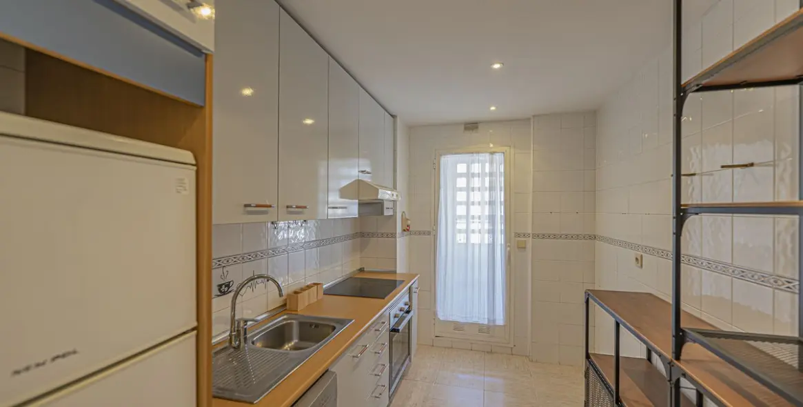 Sale of middle floor apartment in The Golden Mile 9