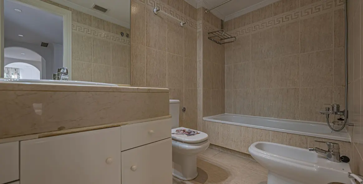 Sale of middle floor apartment in The Golden Mile 14