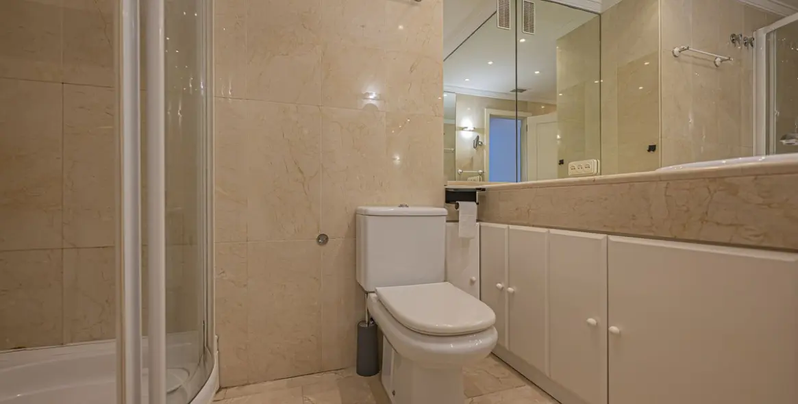 Sale of middle floor apartment in The Golden Mile 16