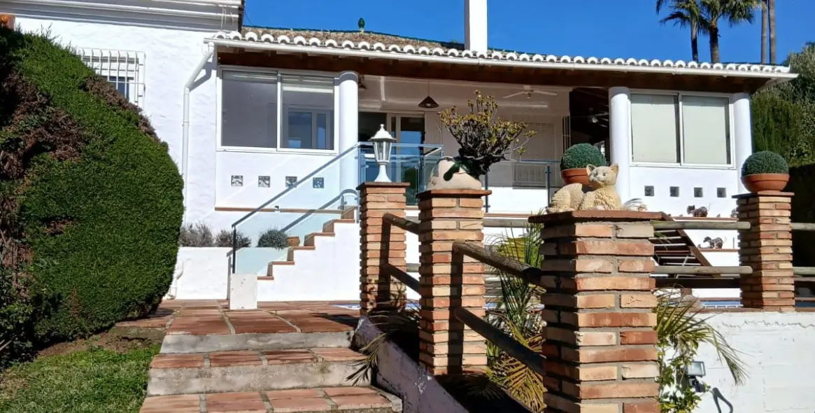 Sale of detached villa in El Padron 3