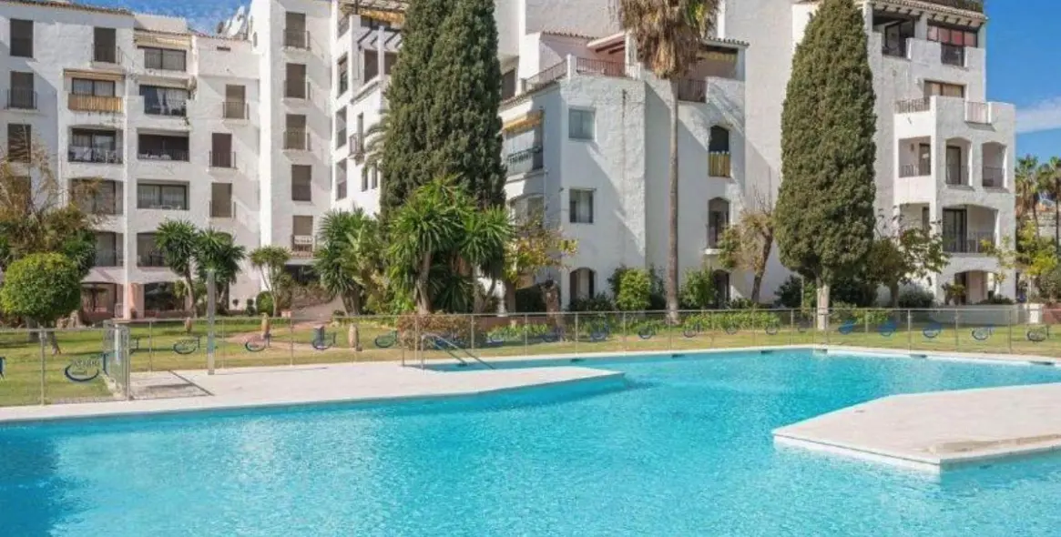 Venta de apartamento en planta media en Puerto Banús 1