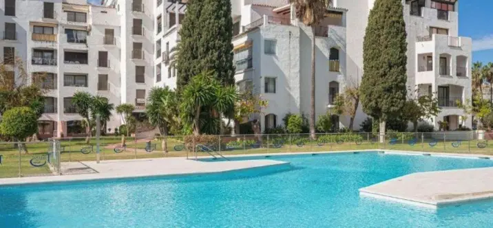 Venta de apartamento en planta media en Puerto Banús 0