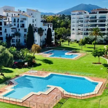 Venta de apartamento en planta media en Puerto Banús