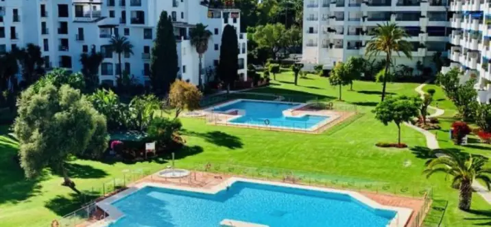 Venta de apartamento en planta media en Puerto Banús 1