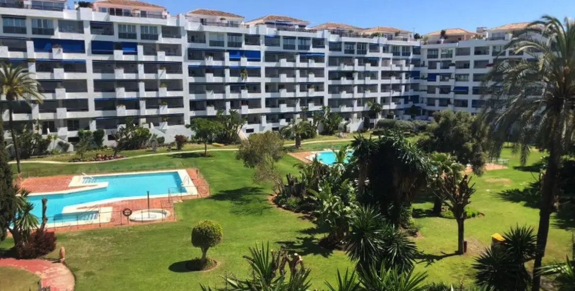 Venta de apartamento en planta media en Puerto Banús 3