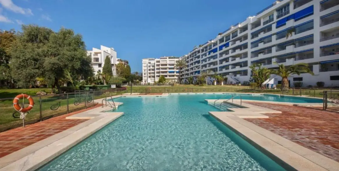 Venta de apartamento en planta media en Puerto Banús 4