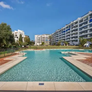 Venta de apartamento en planta media en Puerto Banús