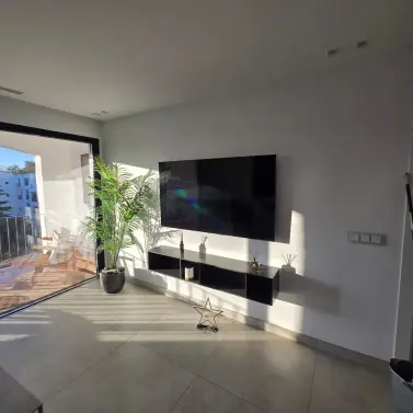 Venta de apartamento en planta media en Puerto Banús