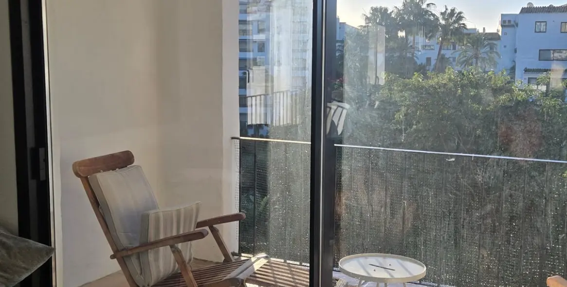 Venta de apartamento en planta media en Puerto Banús 12