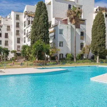 Venta de apartamento en planta media en Puerto Banús