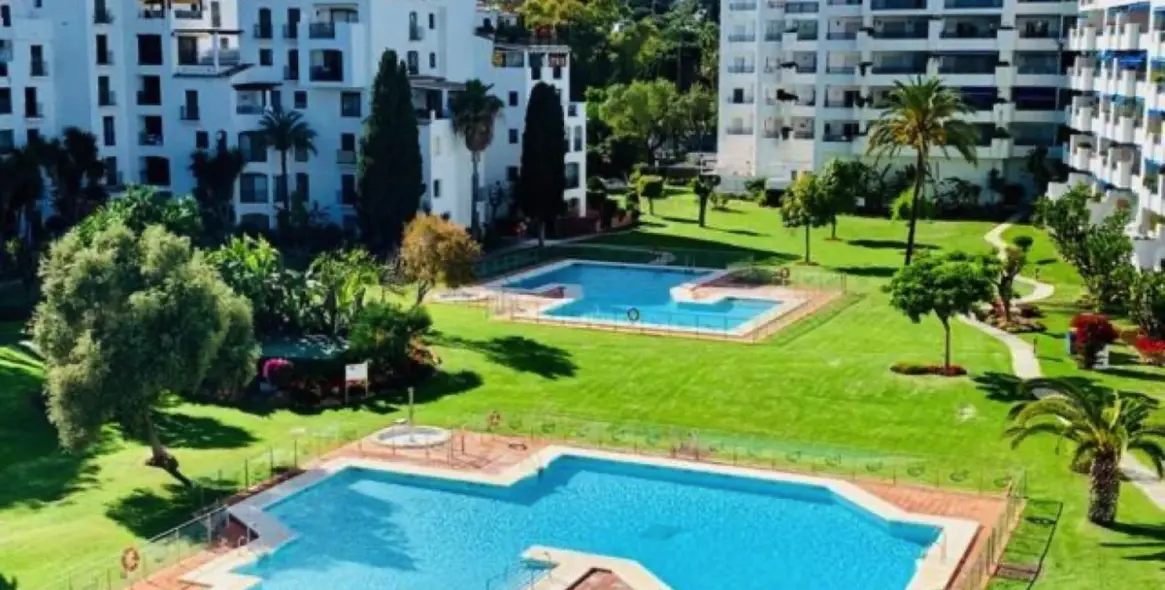 Sale of middle floor apartment in Puerto Banús 2