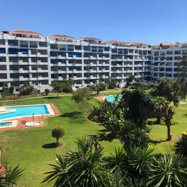 Venta de apartamento en planta media en Puerto Banús