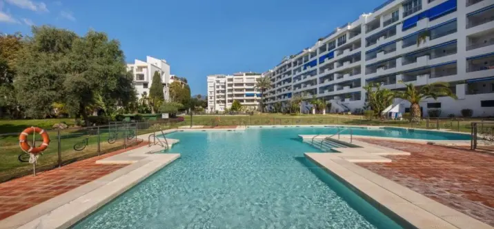Venta de apartamento en planta media en Puerto Banús 3
