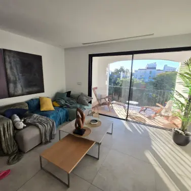 Venta de apartamento en planta media en Puerto Banús