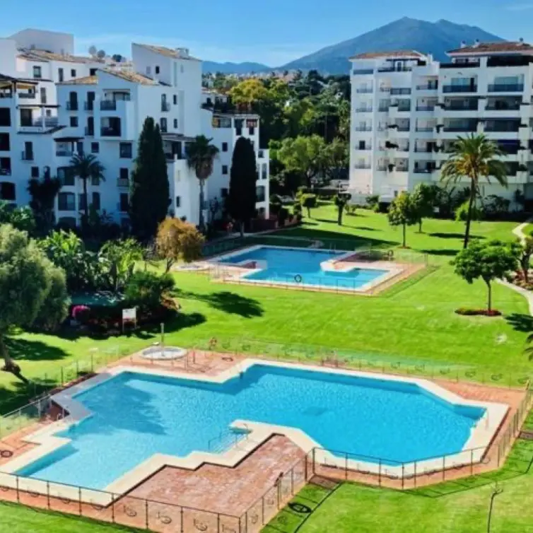 Venta de apartamento en planta media en Puerto Banús