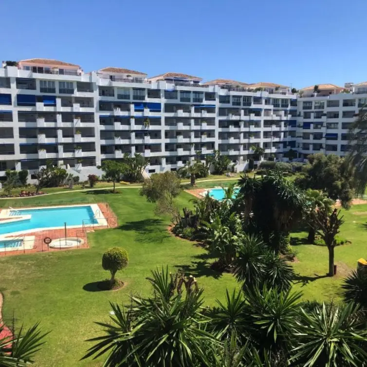 Venta de apartamento en planta media en Puerto Banús