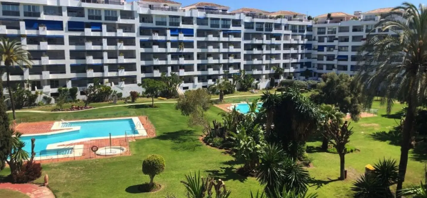 Venta de apartamento en planta media en Puerto Banús 2