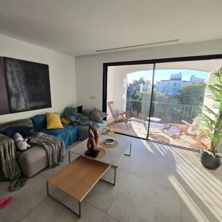 Venta de apartamento en planta media en Puerto Banús