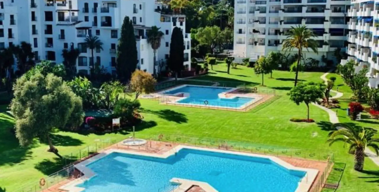 Venta de apartamento en planta media en Puerto Banús 2