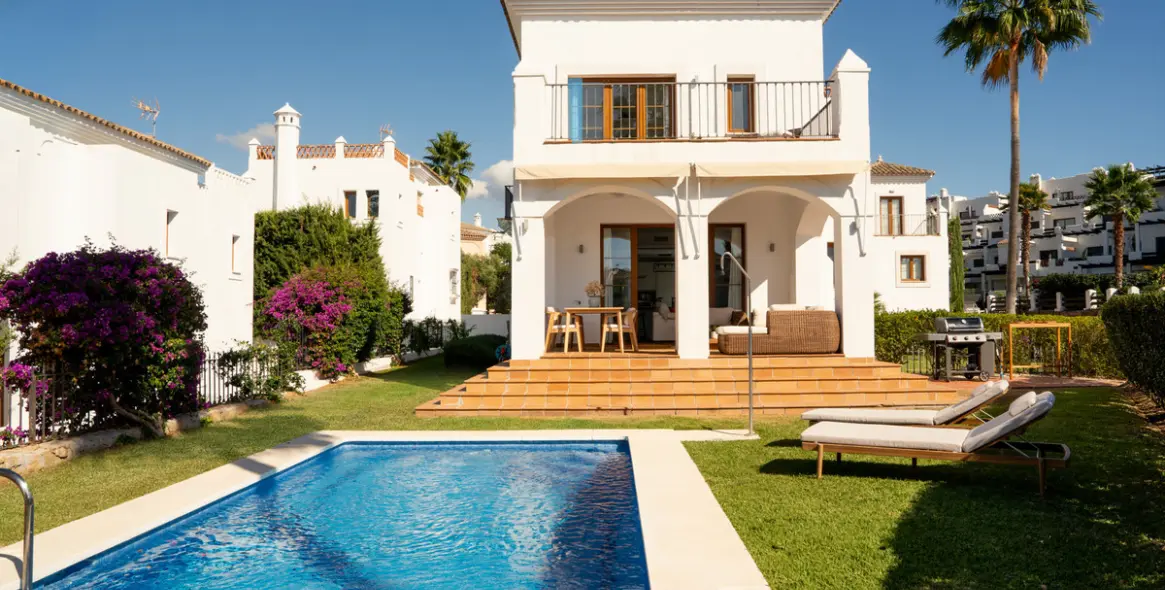 Продажа  отдельно стоящей виллы в Estepona 1