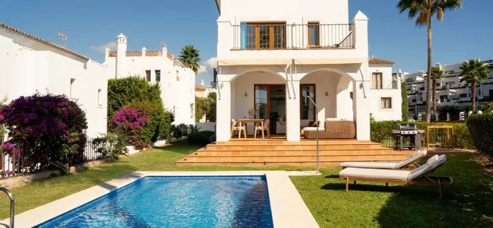 Продажа  отдельно стоящей виллы в Estepona 0