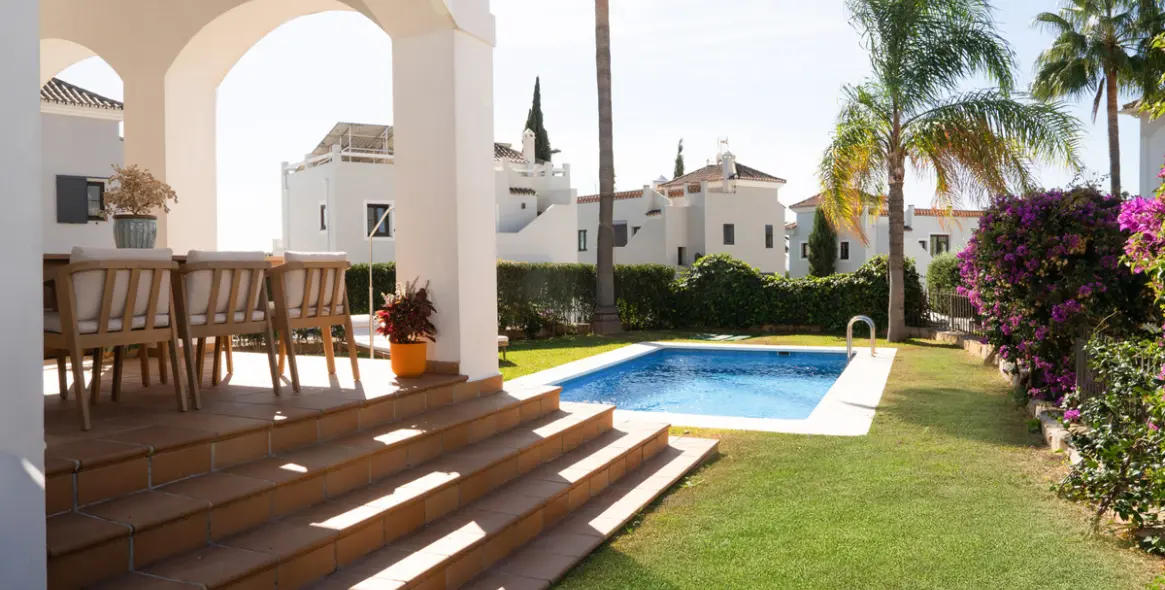 Продажа  отдельно стоящей виллы в Estepona 16