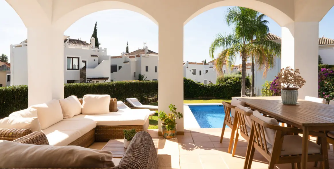 Продажа  отдельно стоящей виллы в Estepona 18