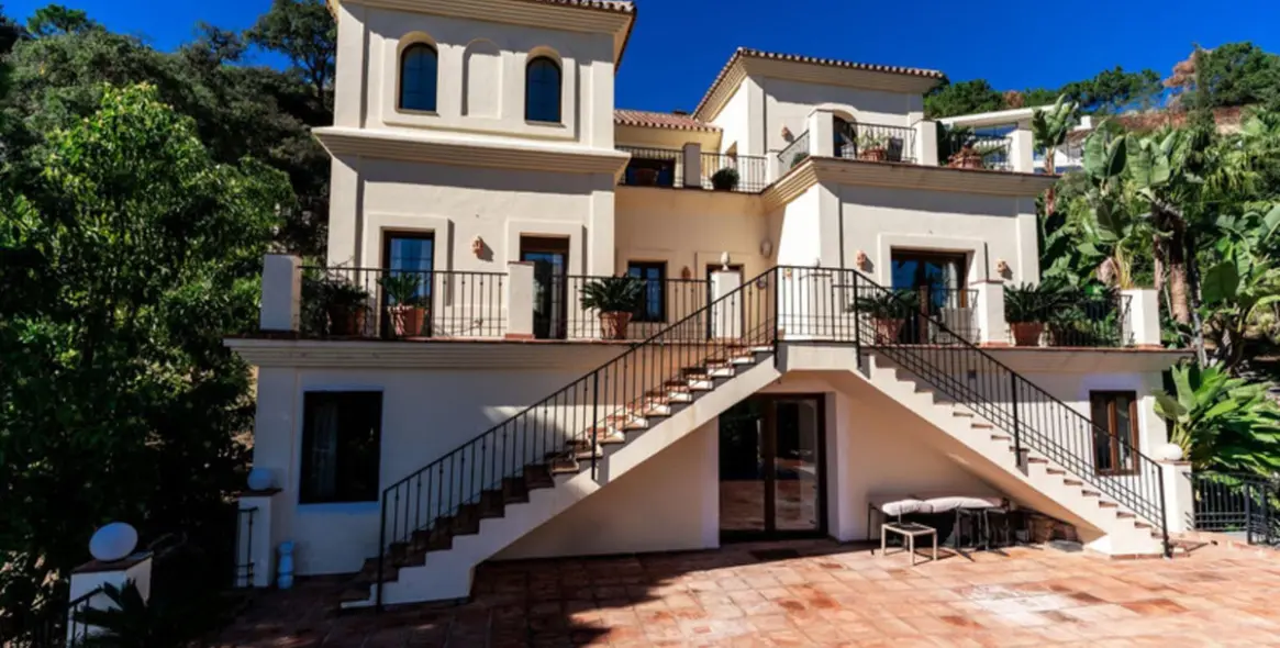 Sale of detached villa in Benahavís 1