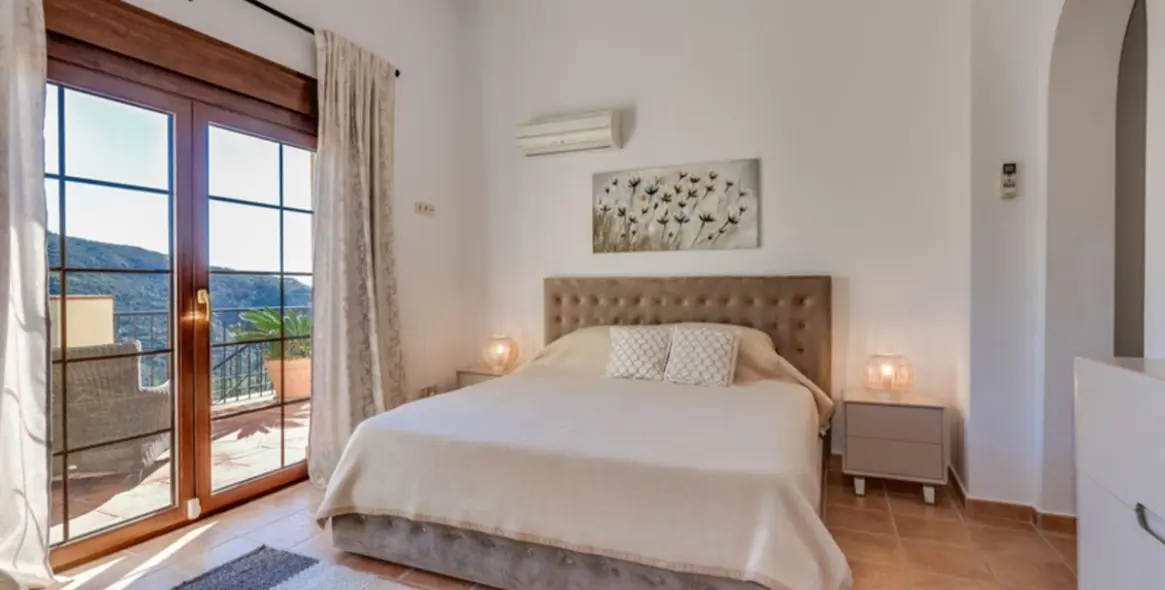 Sale of detached villa in Benahavís 13