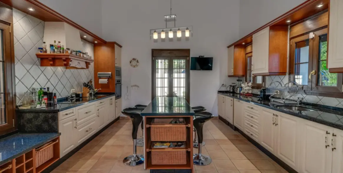 Sale of detached villa in Benahavís 16