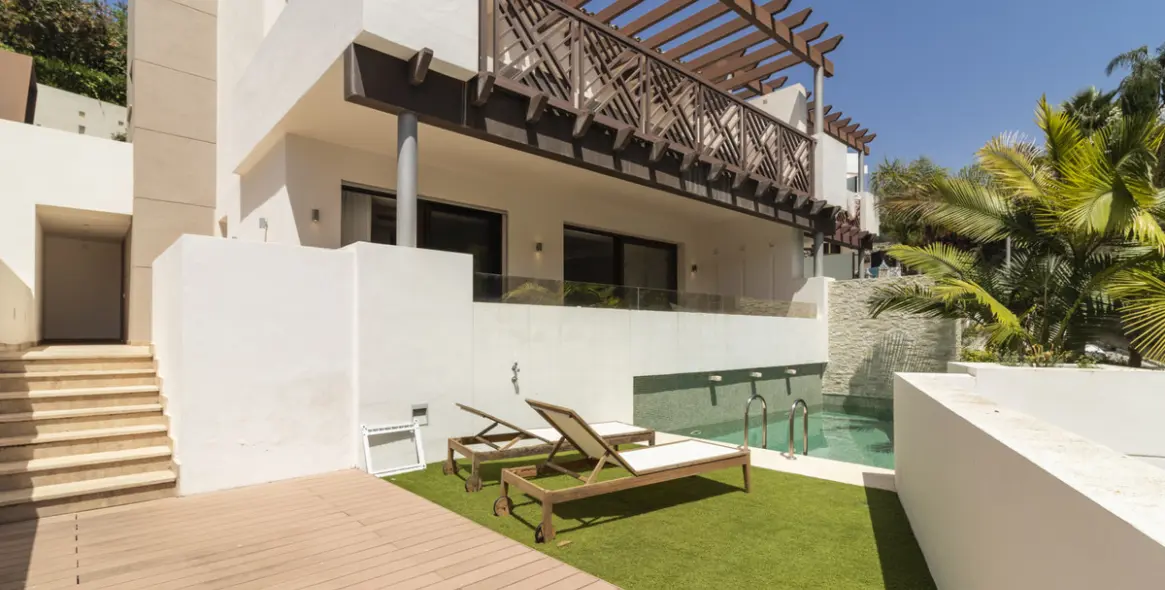 Продажа дома на две семьи в Marbella 1